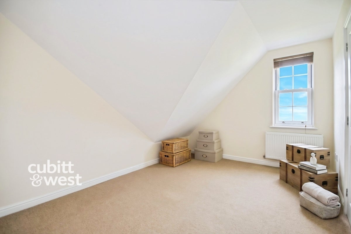 Room Wheatcroft Grove in Rainham