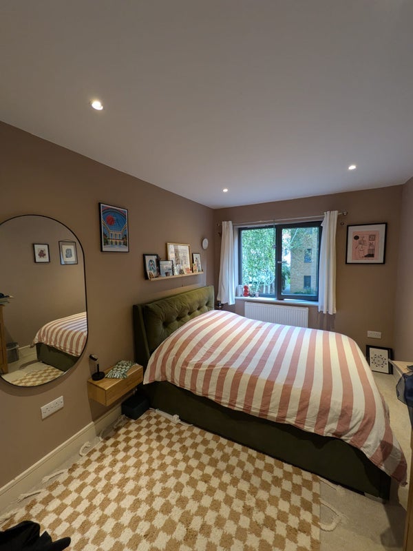 Room Queen's Road in Greater London