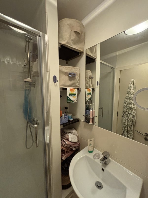 Room Queen's Road in Greater London