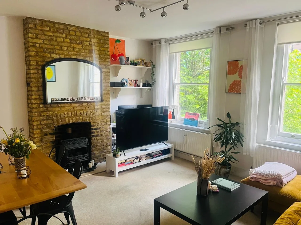 Flat Tooley Street in Greater London