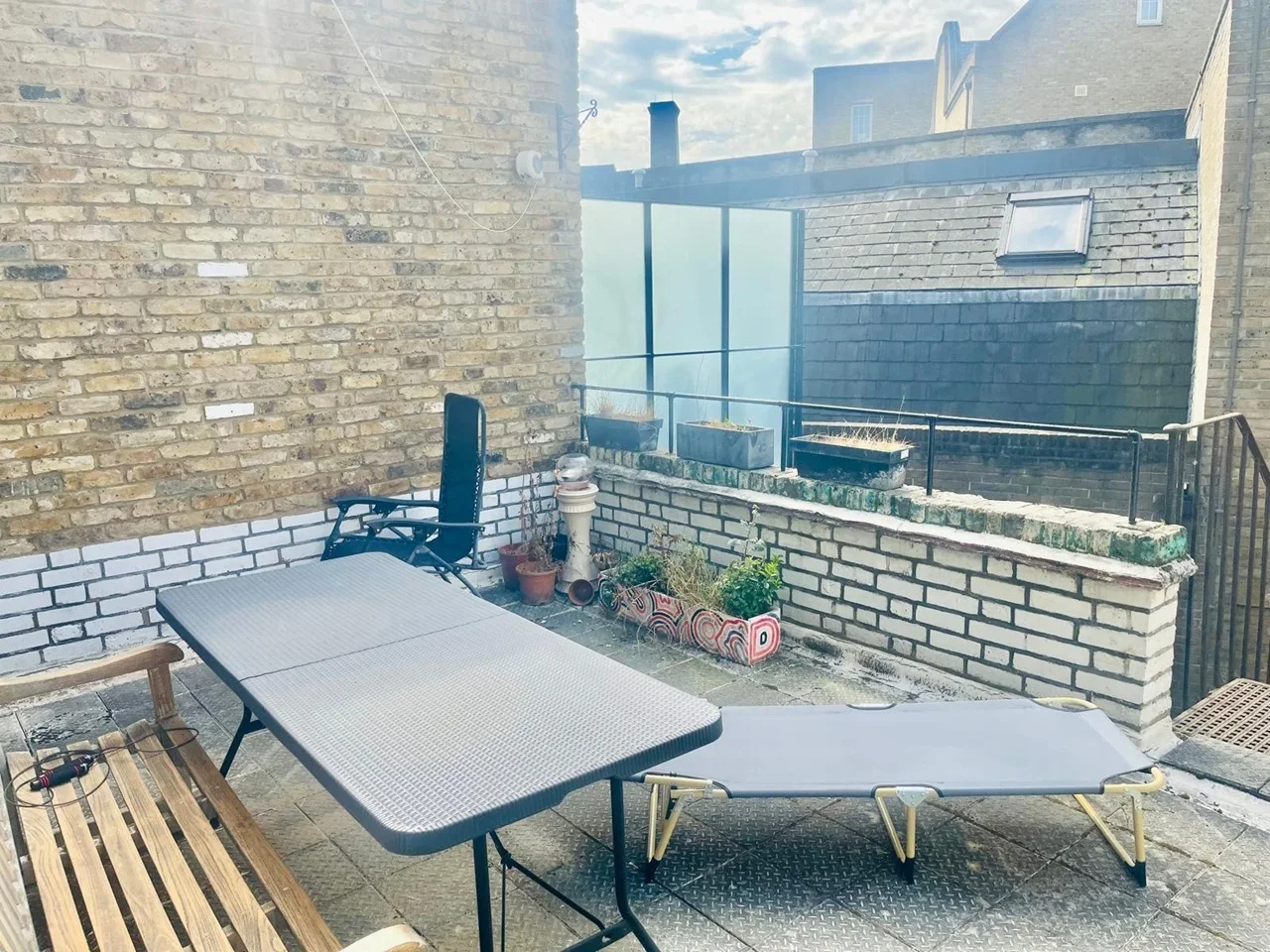 Flat Tooley Street in Greater London