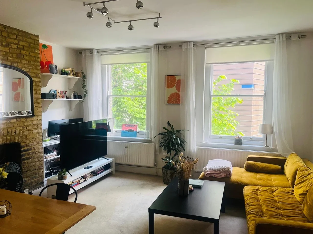 Flat Tooley Street in Greater London