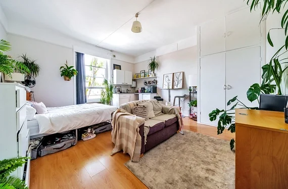 Flat Lyham Road in Greater London