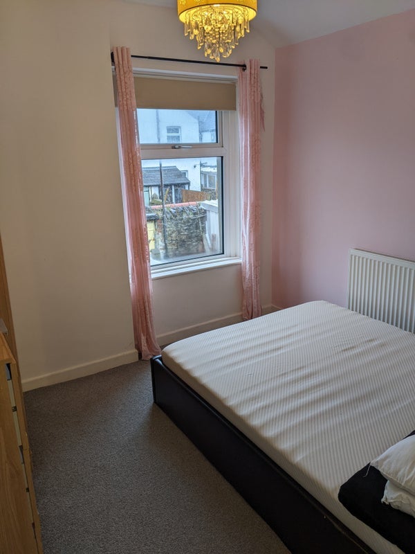 Room Kendrick Road in Barry