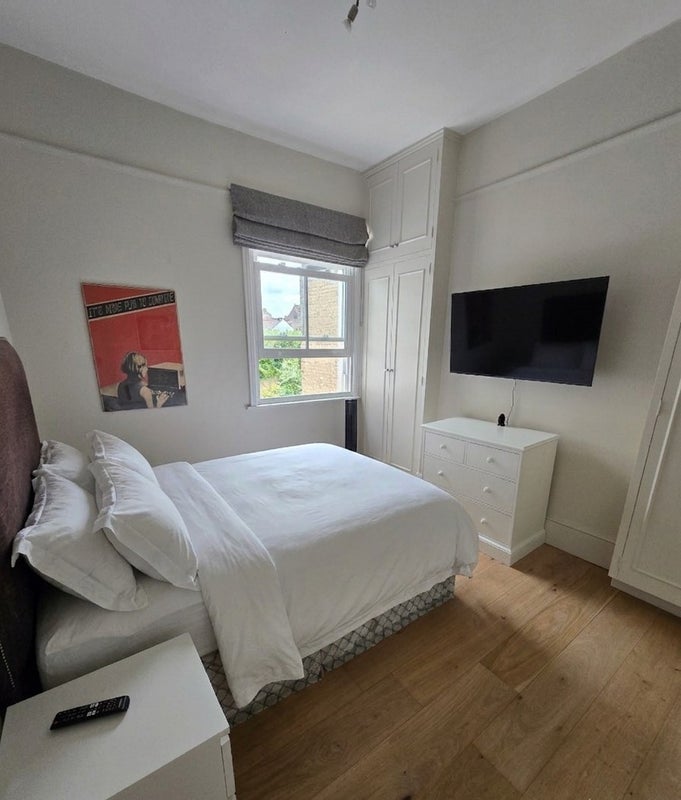 Room Elms Crescent in Greater London