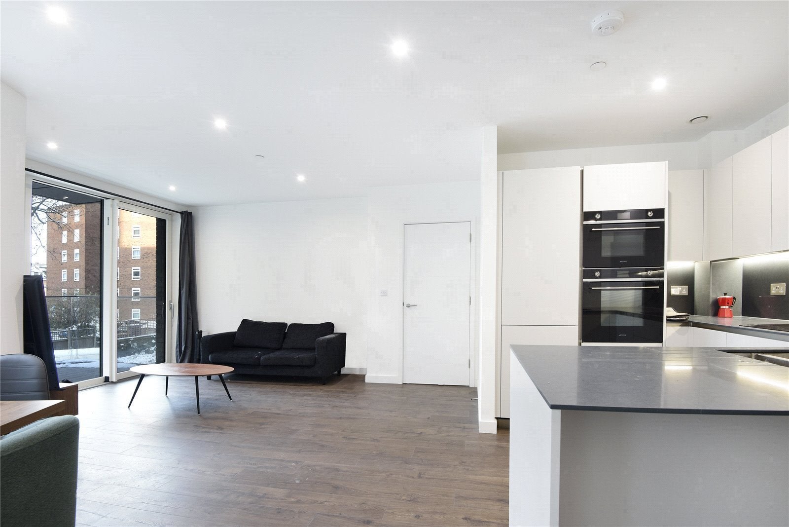 Flat Coster Avenue in Greater London
