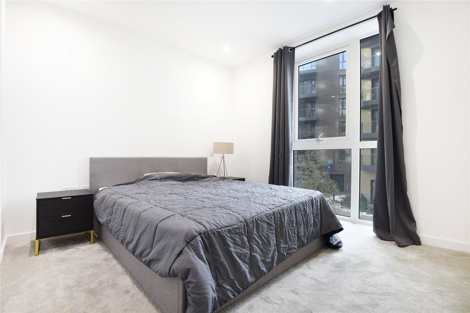 Flat Coster Avenue in Greater London