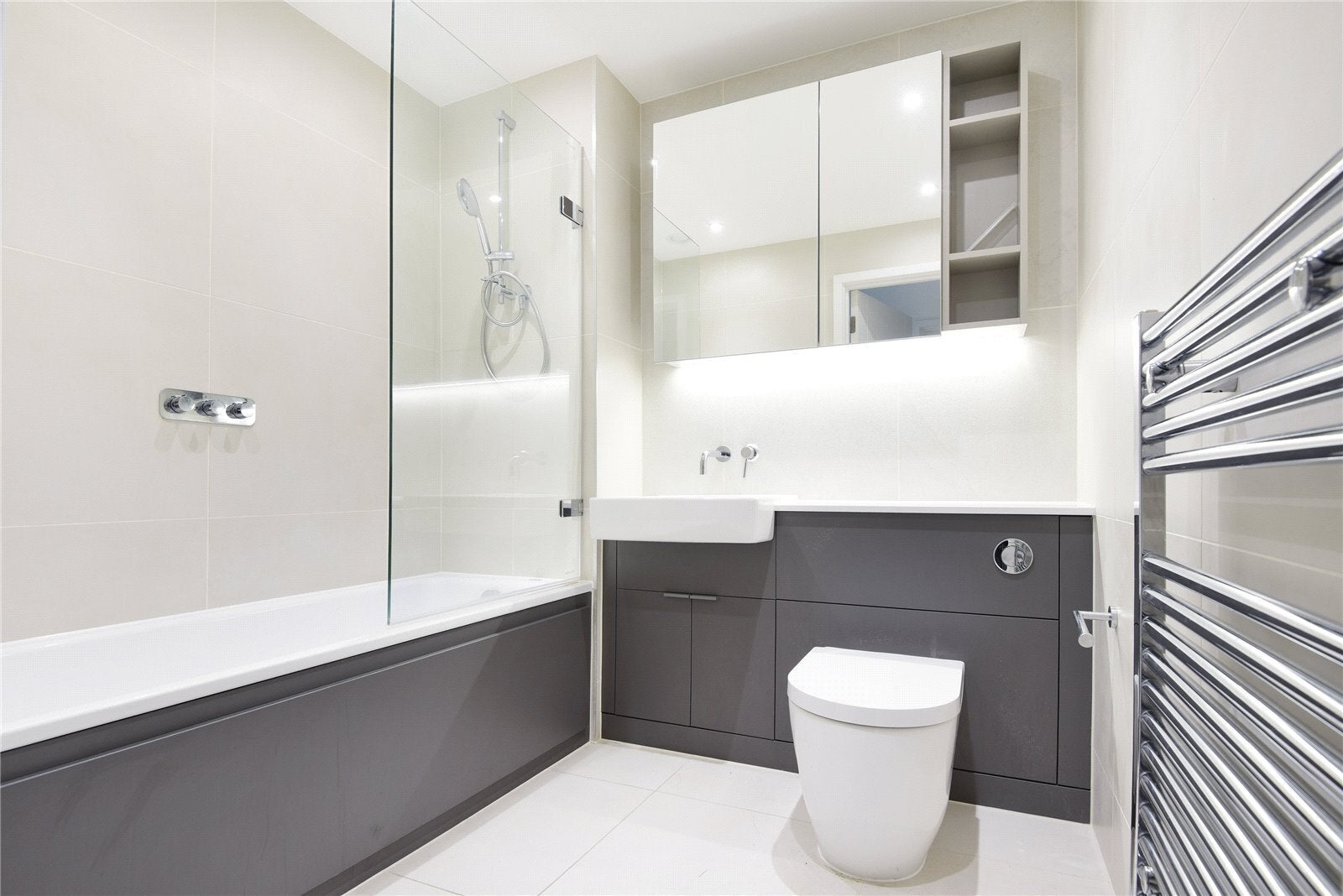Flat Coster Avenue in Greater London