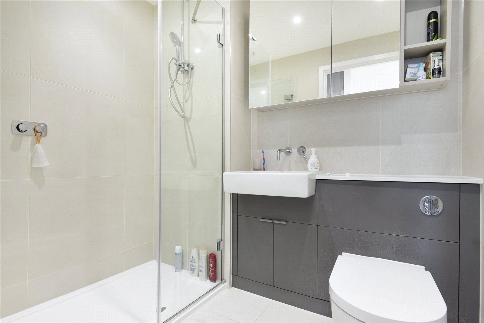 Flat Coster Avenue in Greater London