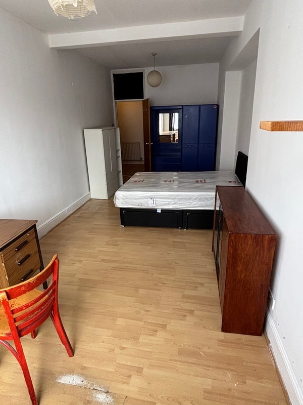 Room Admiralty Close in Greater London