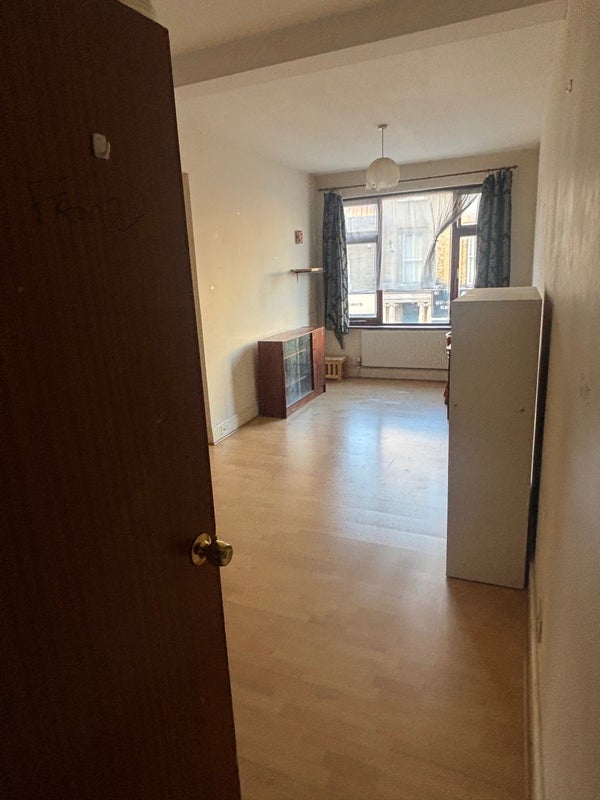 Room Admiralty Close in Greater London