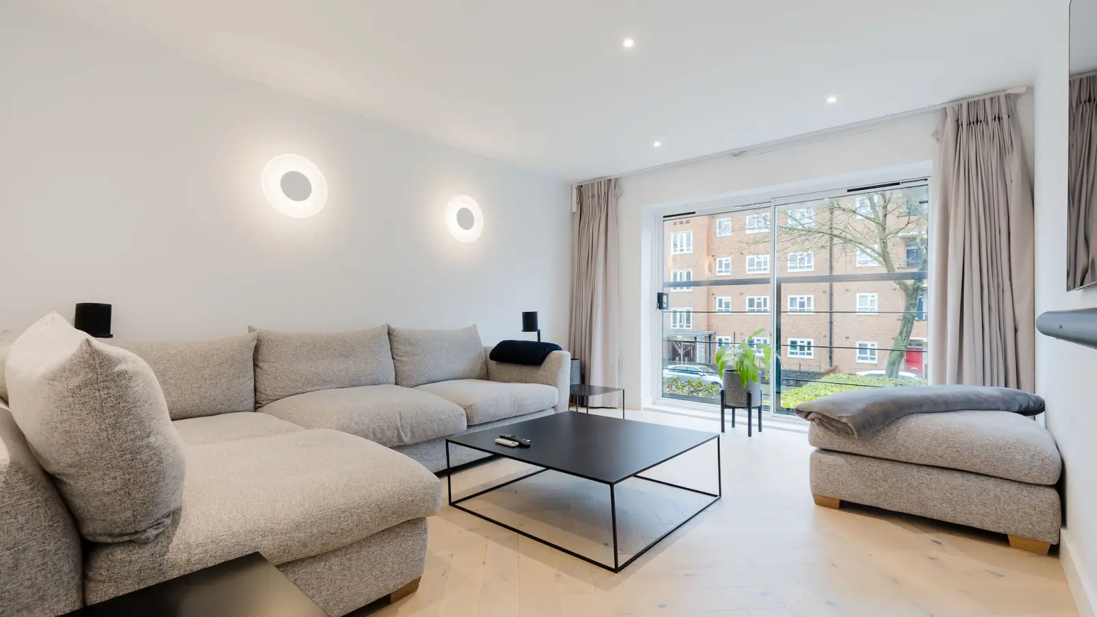 Flat Thorparch Road in Greater London