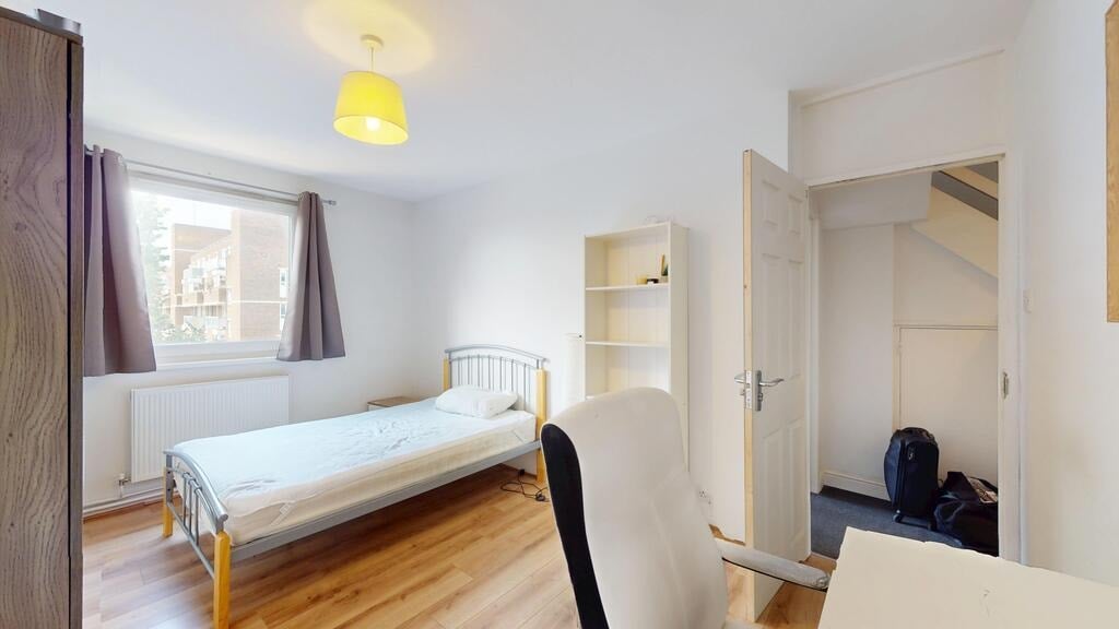 Room Commercial Road in Greater London