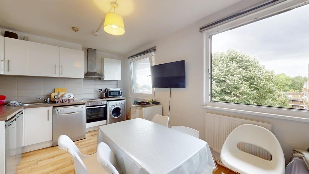 Room Commercial Road in Greater London