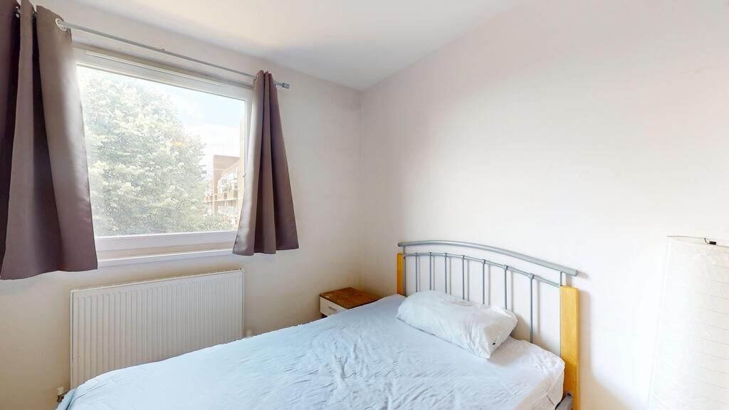 Room Commercial Road in Greater London