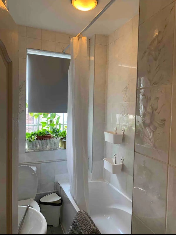Room Finchley Road in Greater London