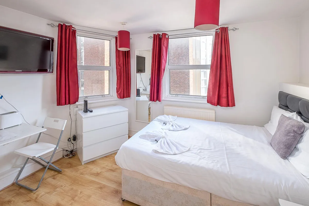 Flat Hogarth Road in Greater London