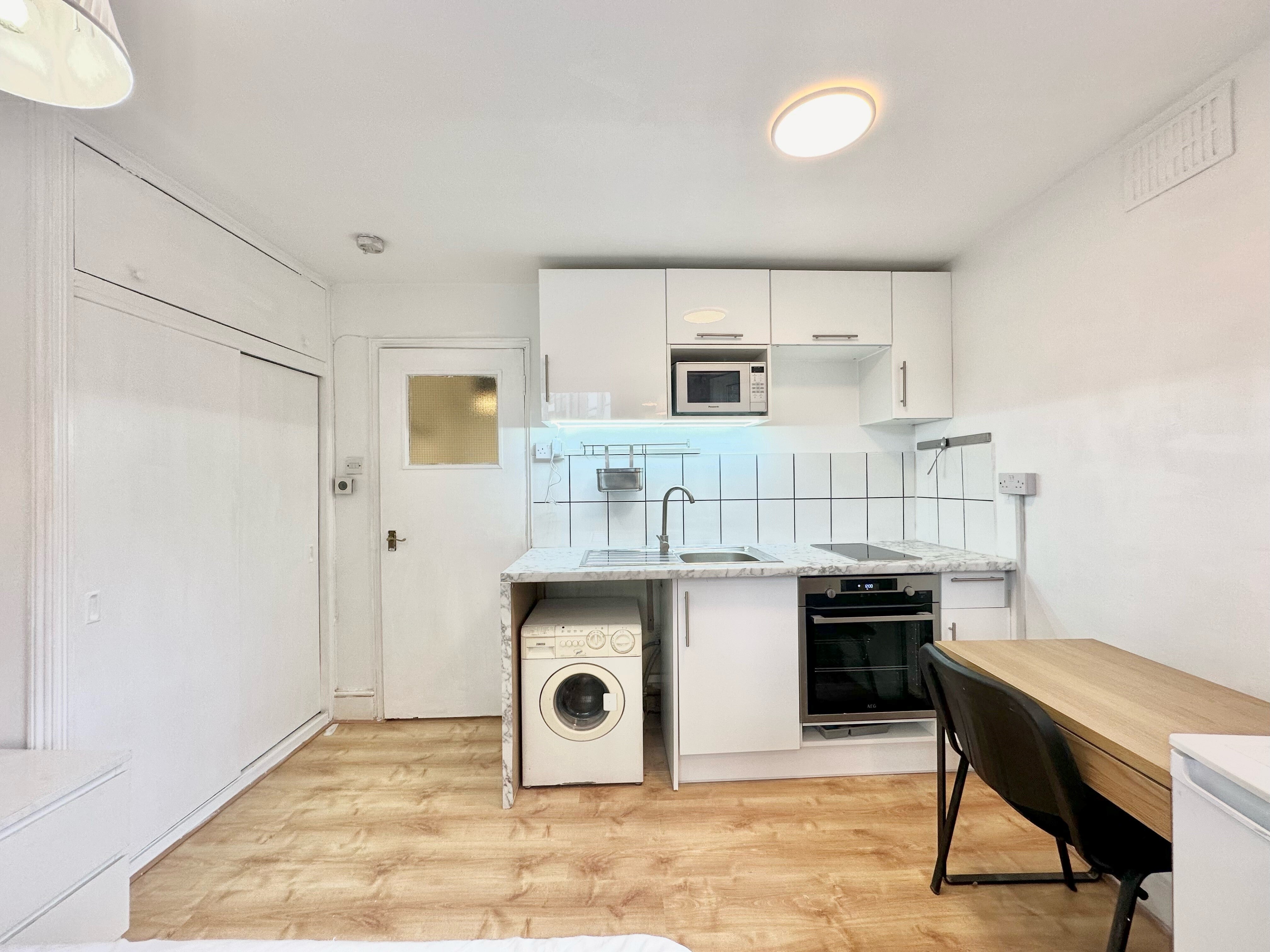Flat Hogarth Road in Greater London