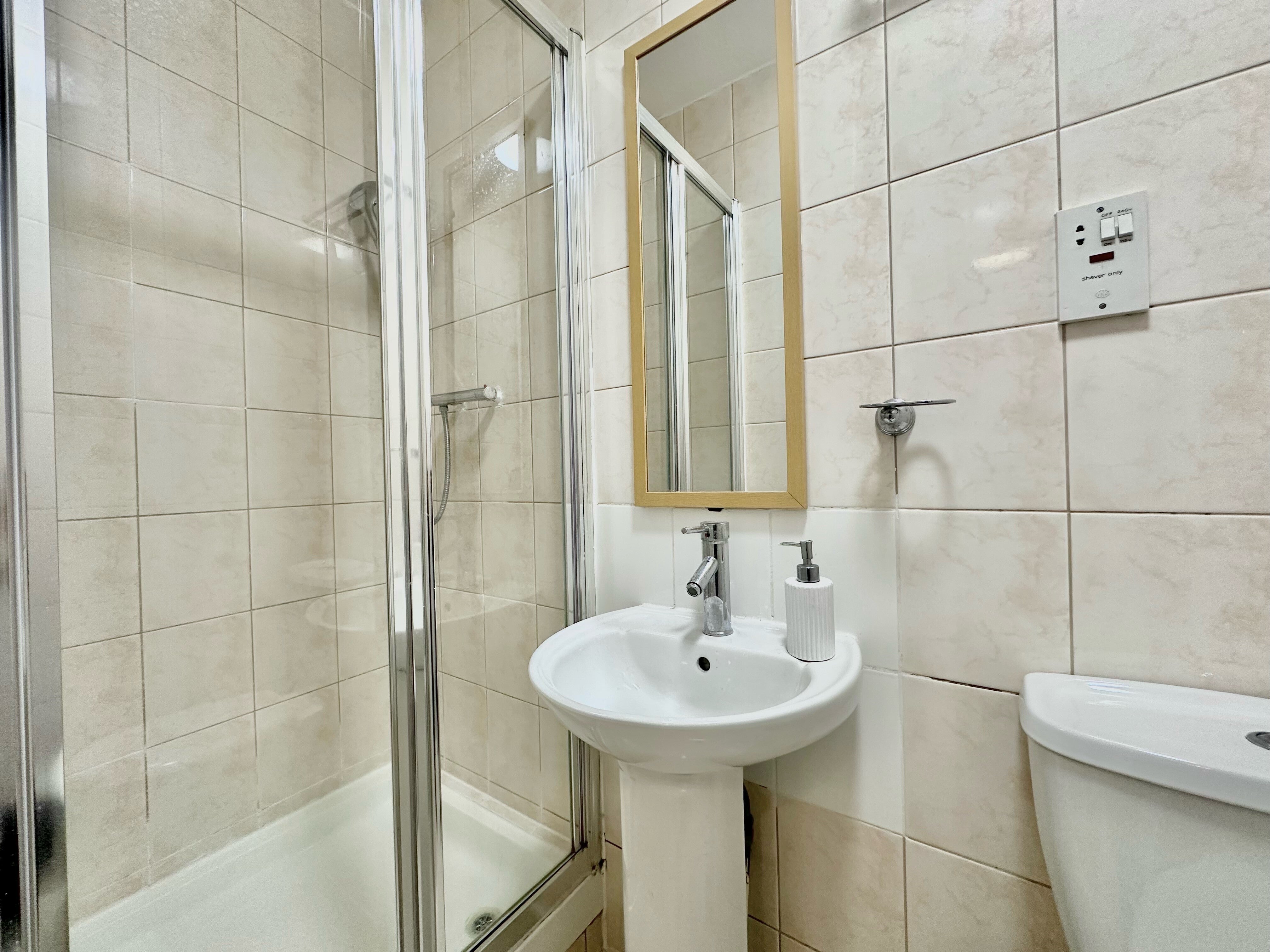 Flat Hogarth Road in Greater London