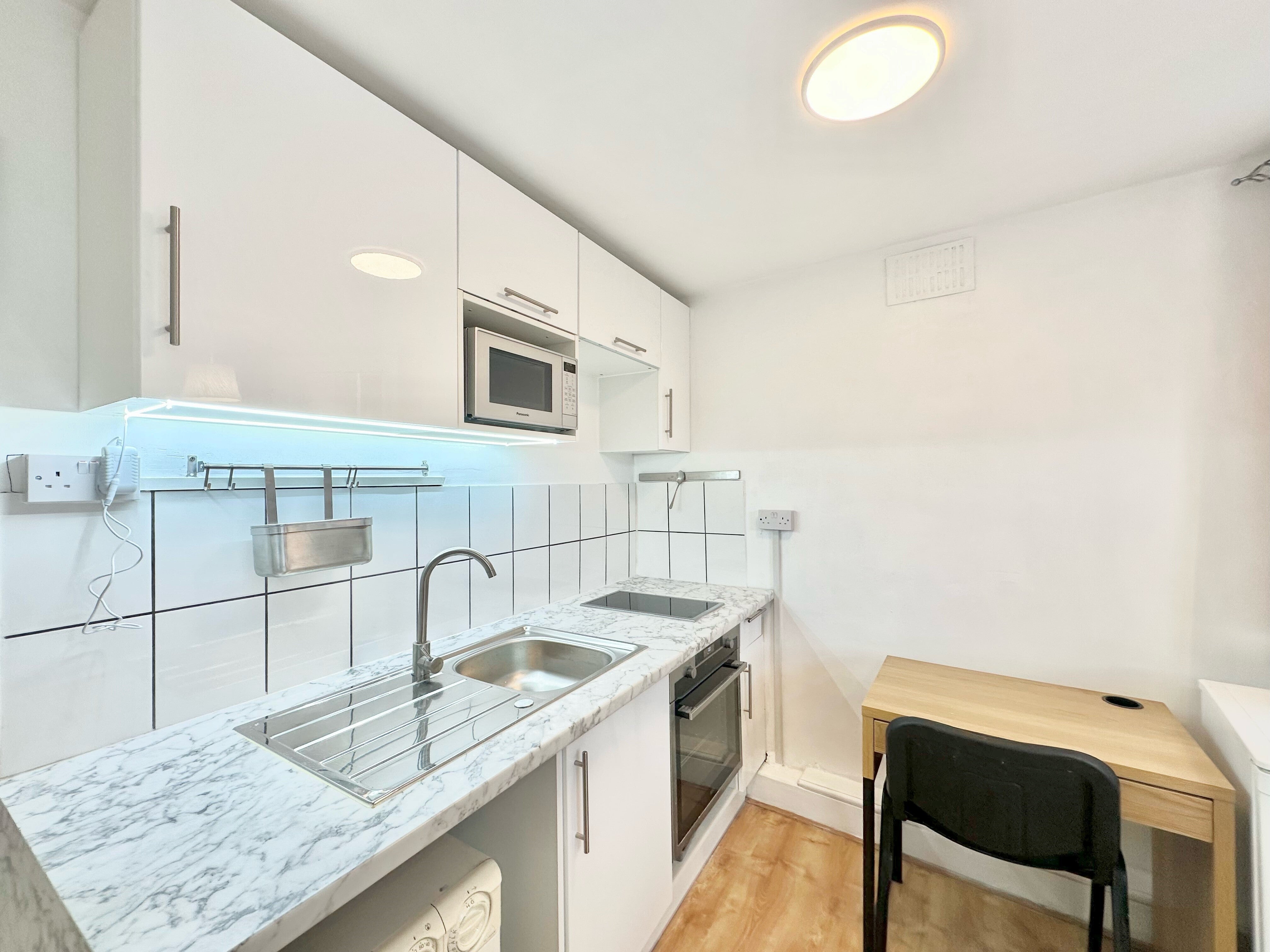 Flat Hogarth Road in Greater London