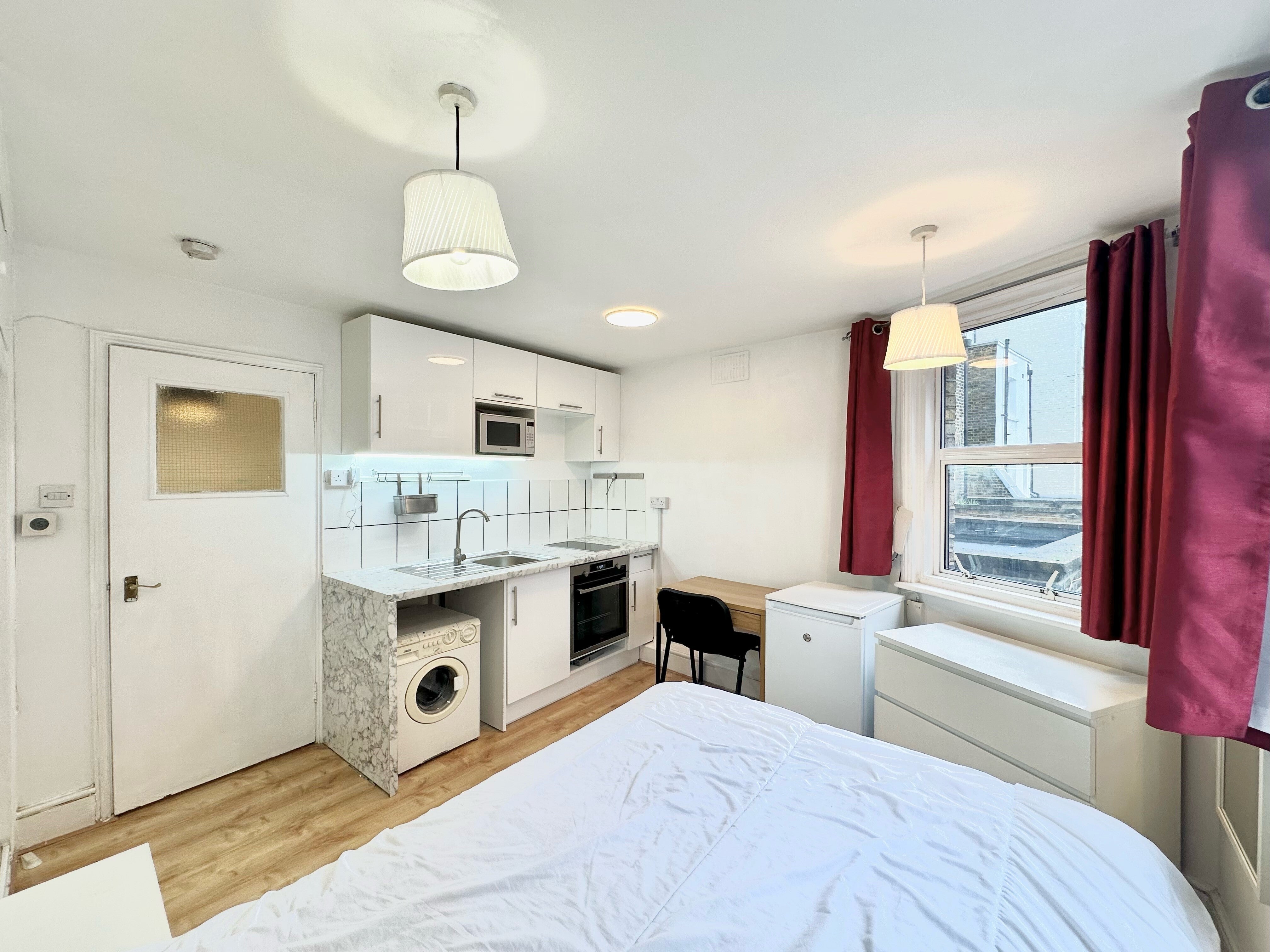Flat Hogarth Road in Greater London