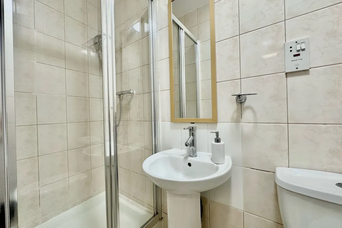 Flat Hogarth Road in Greater London