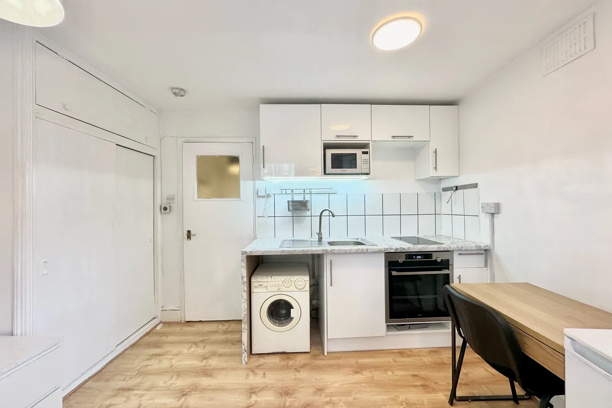Flat Hogarth Road in Greater London
