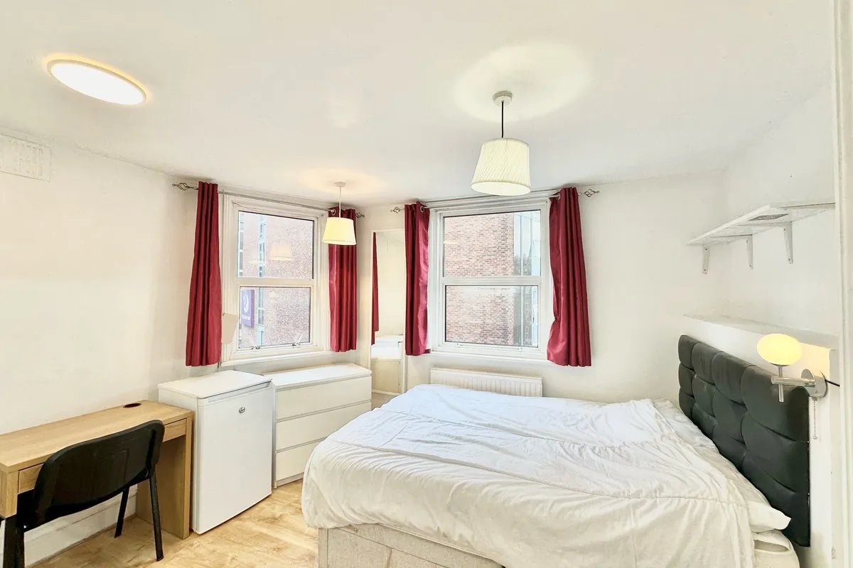 Flat Hogarth Road in Greater London