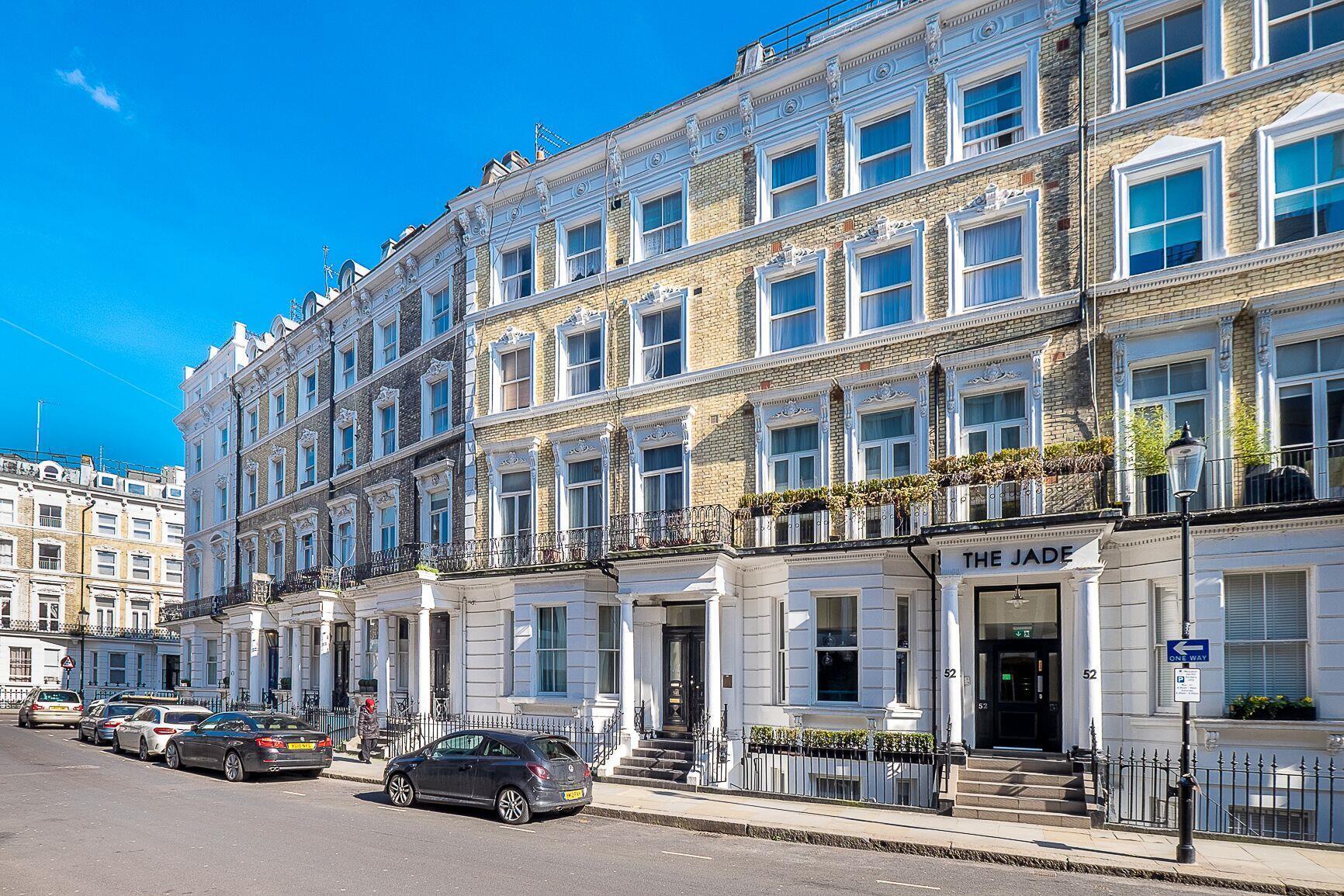 Flat Hogarth Road in Greater London