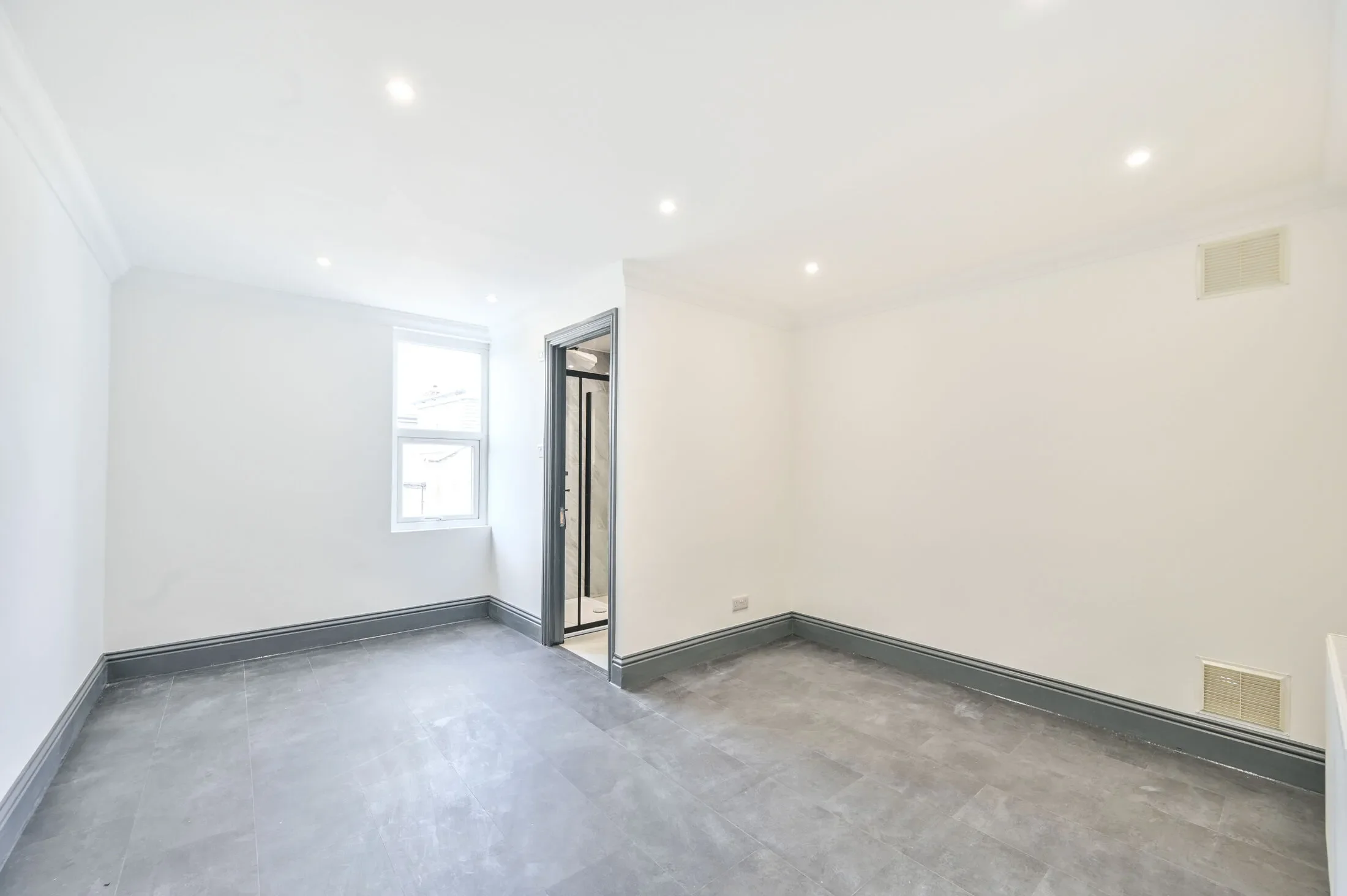 Flat Salusbury Road in Greater London