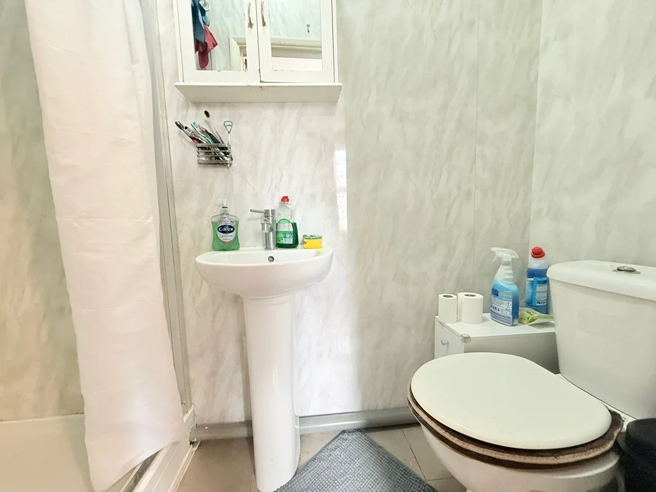 Room High Road in Greater London