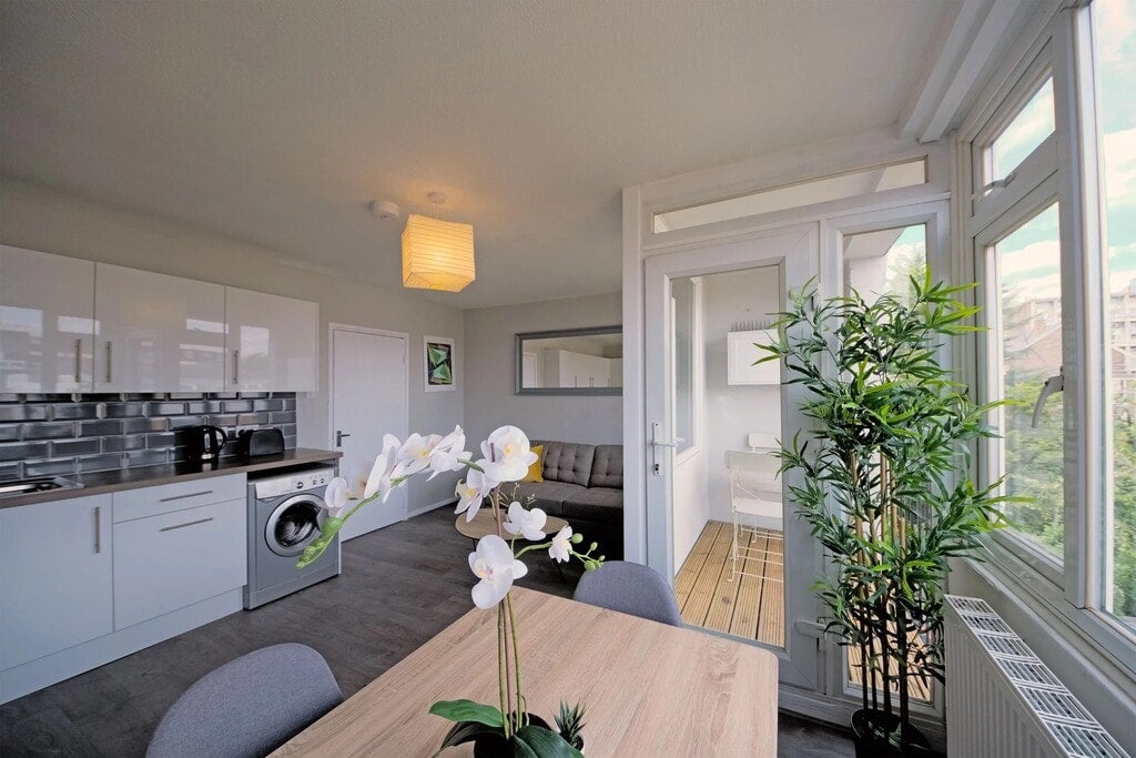 Room Hereford Street in Greater London