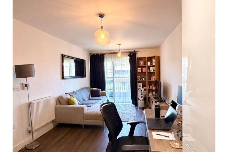 Flat Adelaide Street in City of Westminster