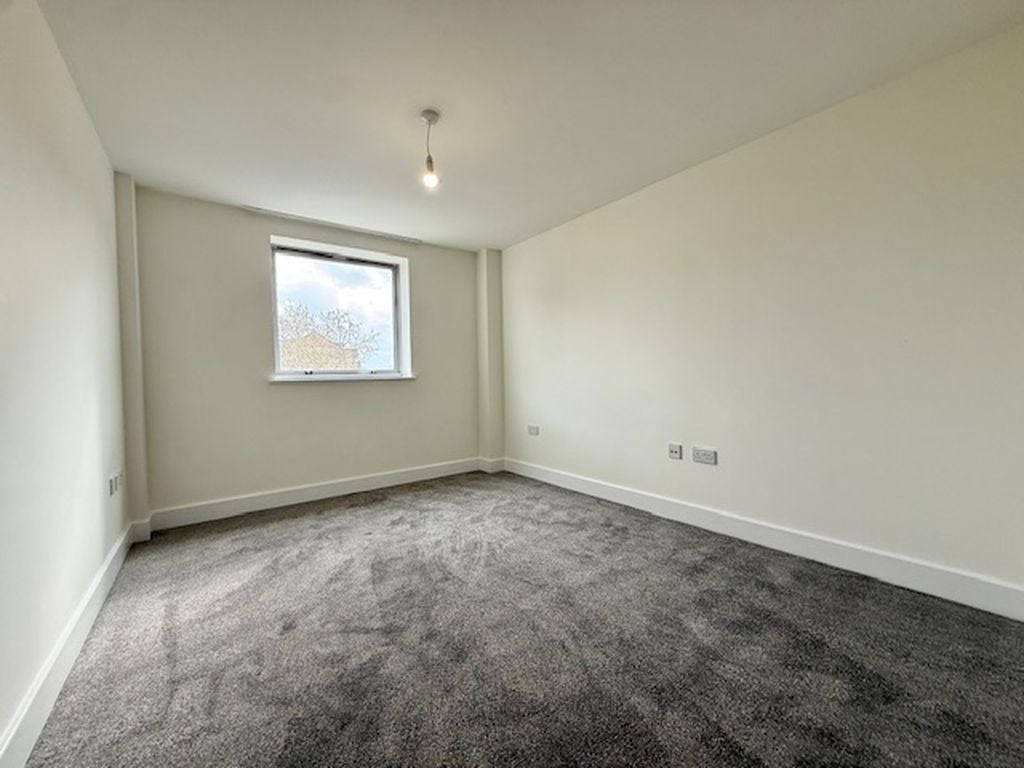Flat Long Lane in Greater London
