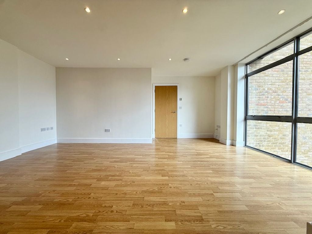 Flat Long Lane in Greater London