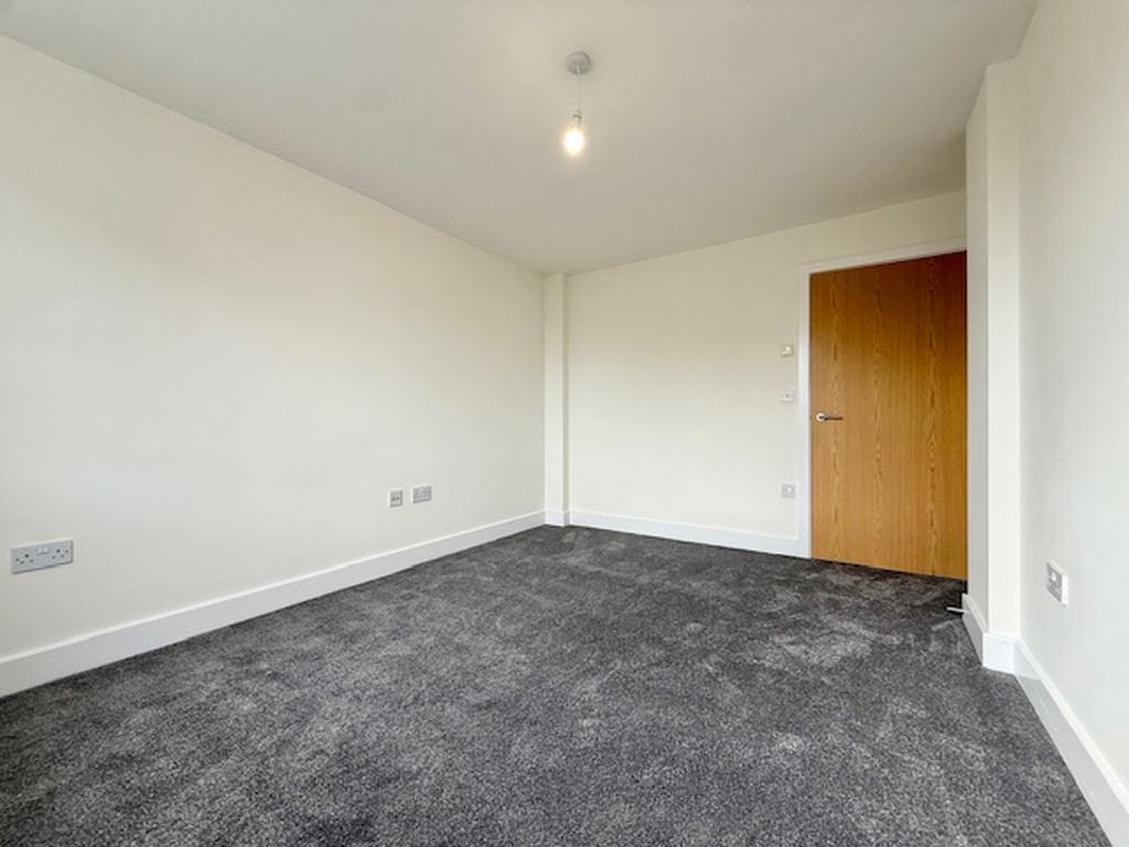 Flat Long Lane in Greater London
