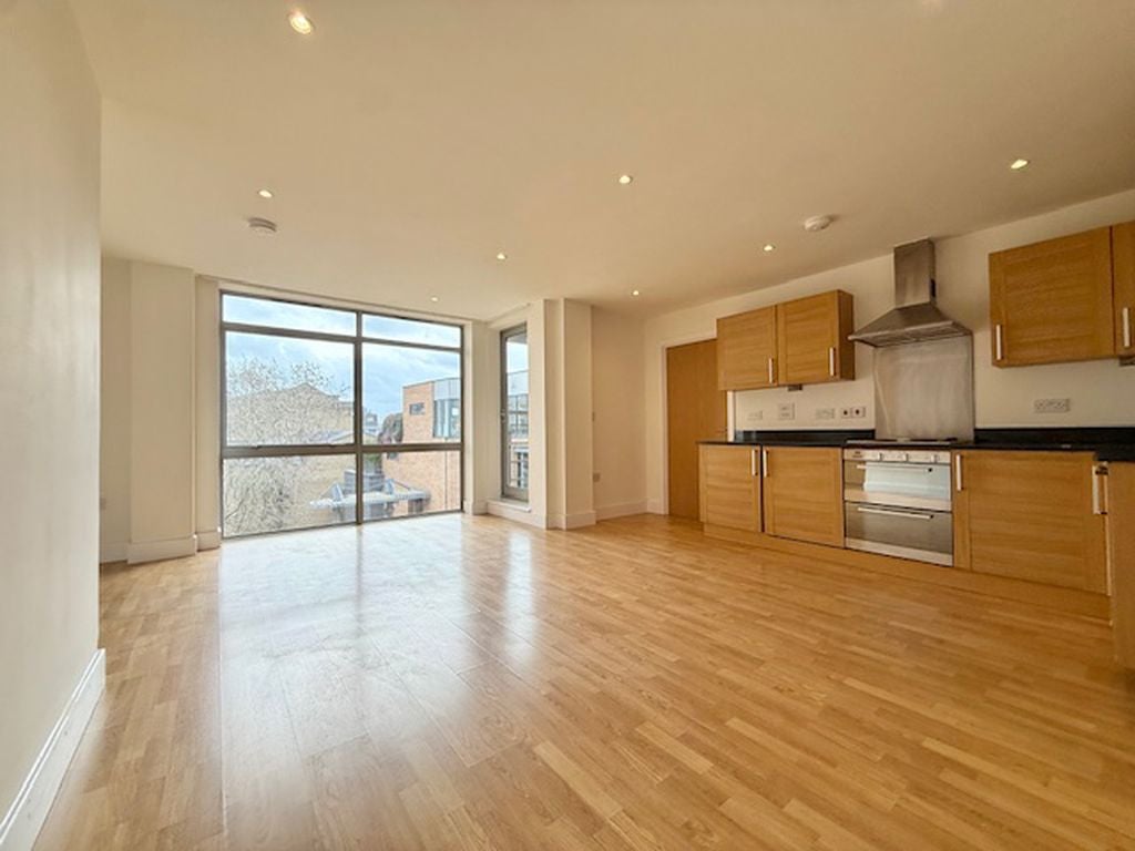 Flat Long Lane in Greater London