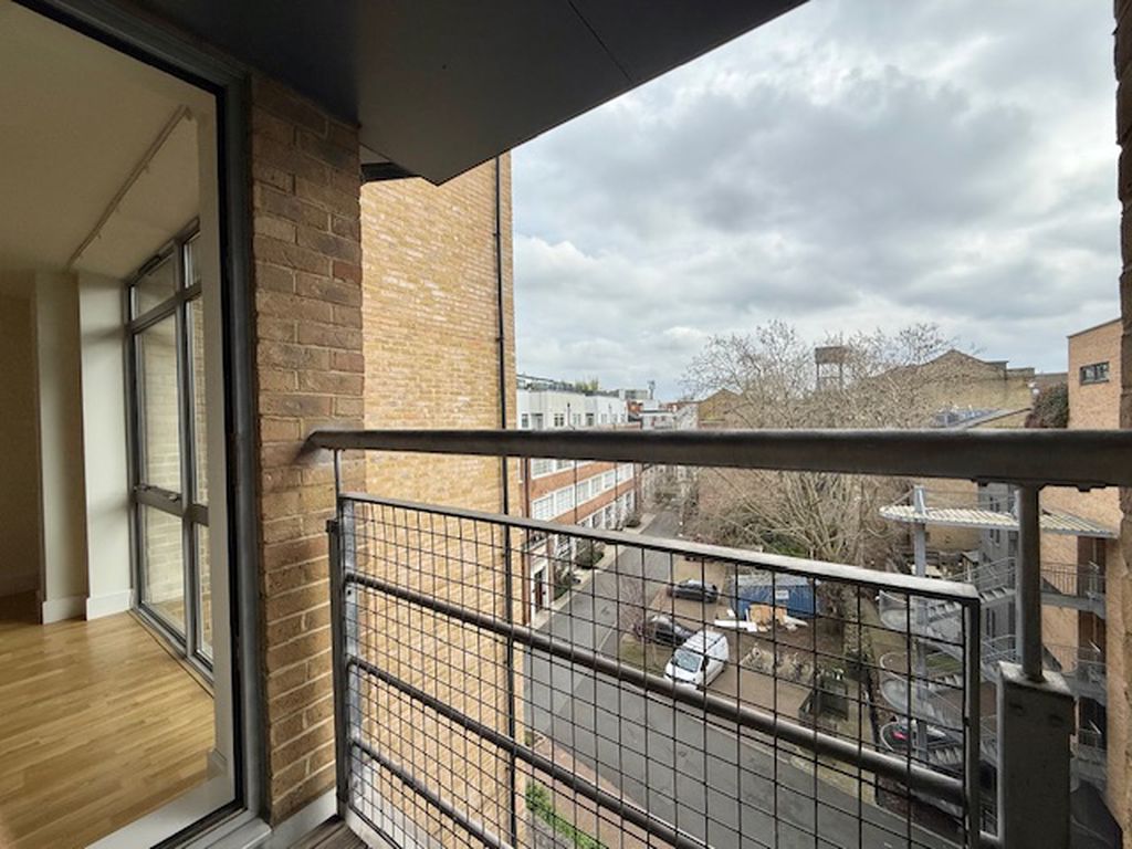 Flat Long Lane in Greater London
