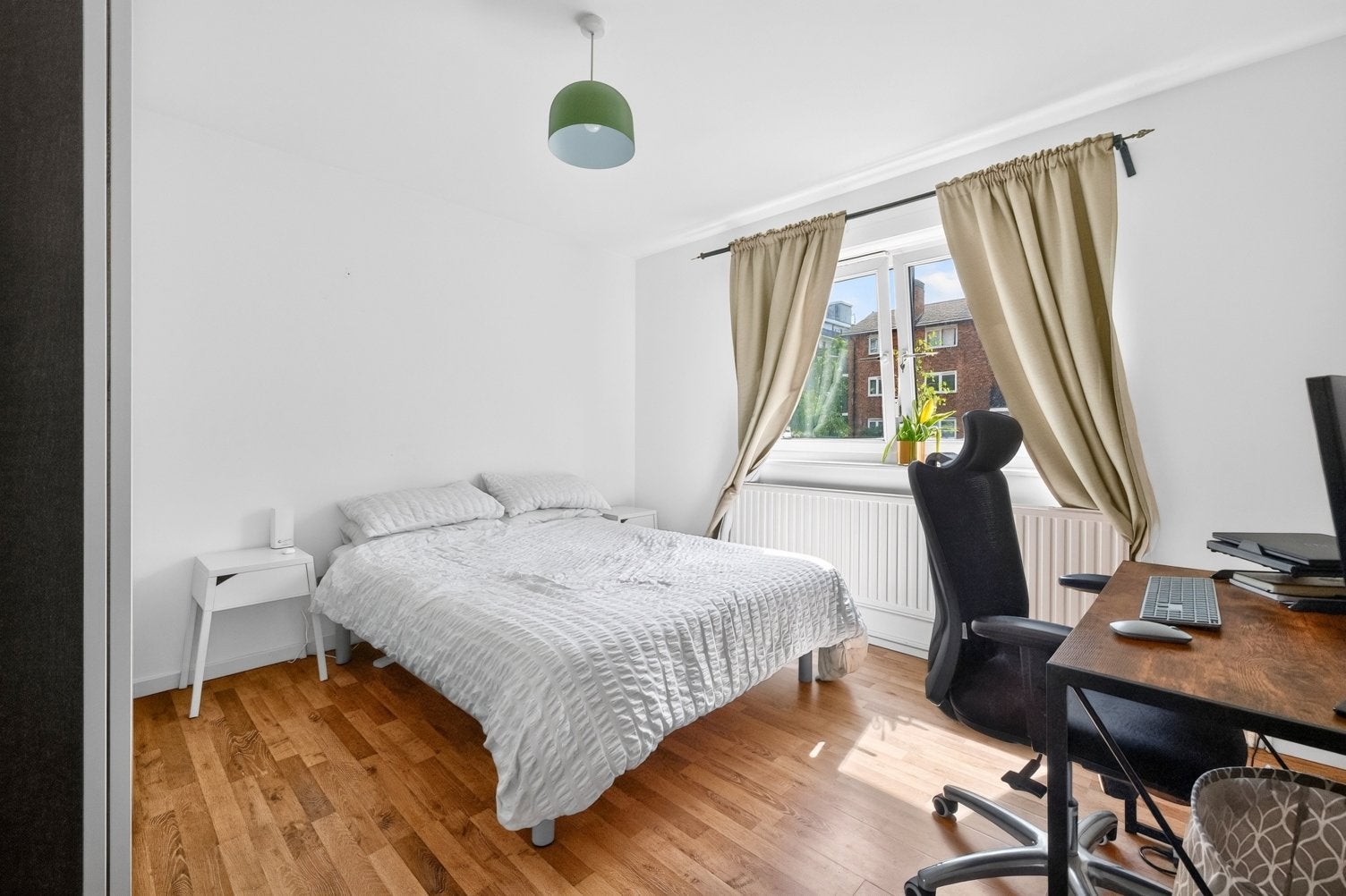 Flat Maltby Street in Greater London