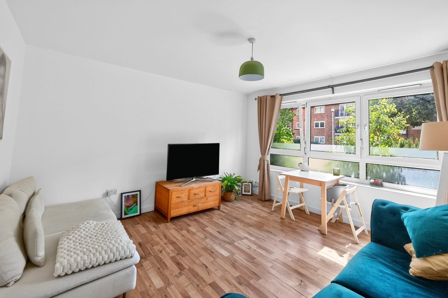 Flat Maltby Street in Greater London