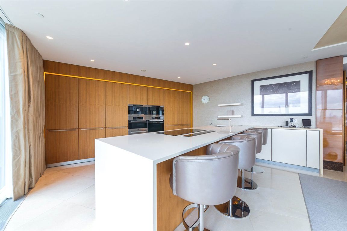 Flat Nine Elms Lane in Greater London