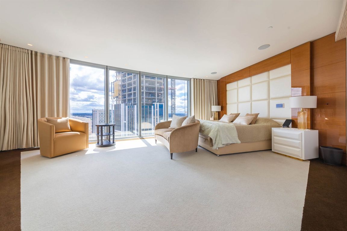 Flat Nine Elms Lane in Greater London