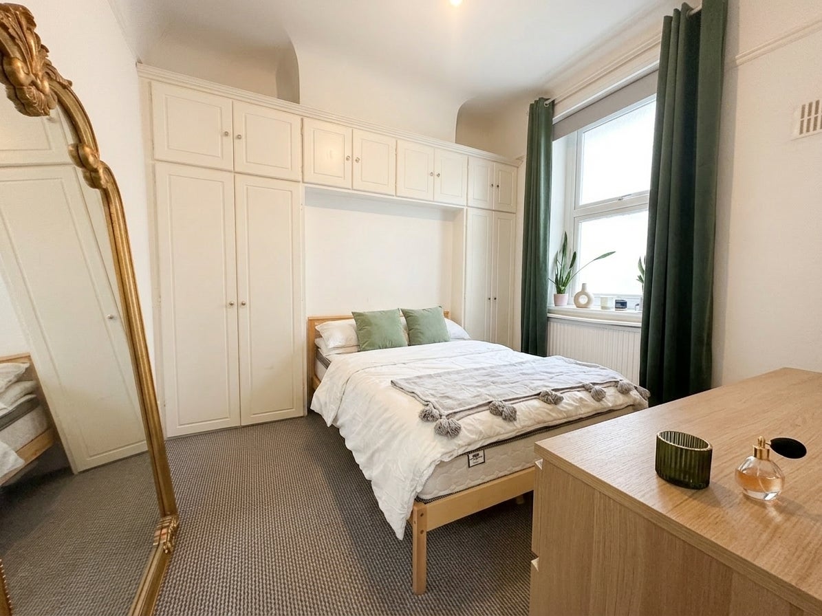Flat Manor Road in Greater London