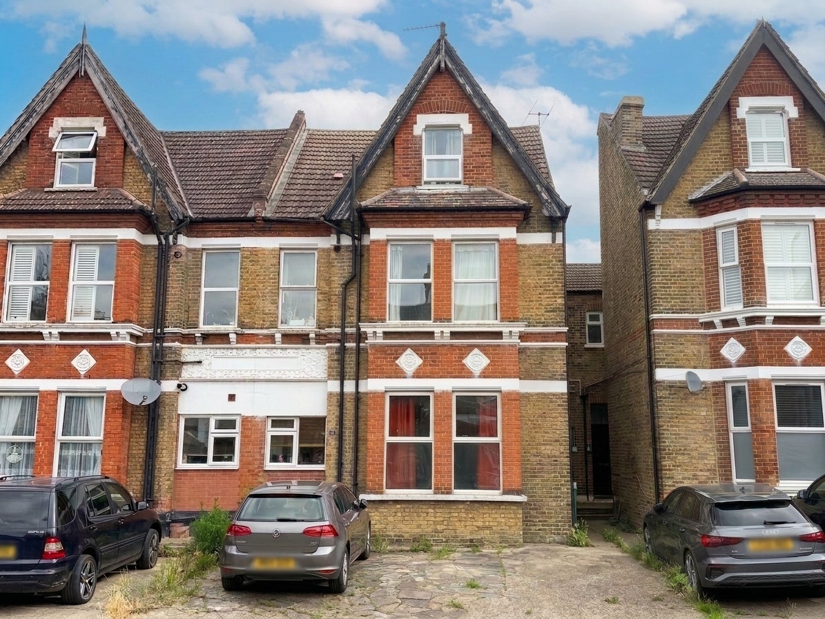 Flat Manor Road in Greater London
