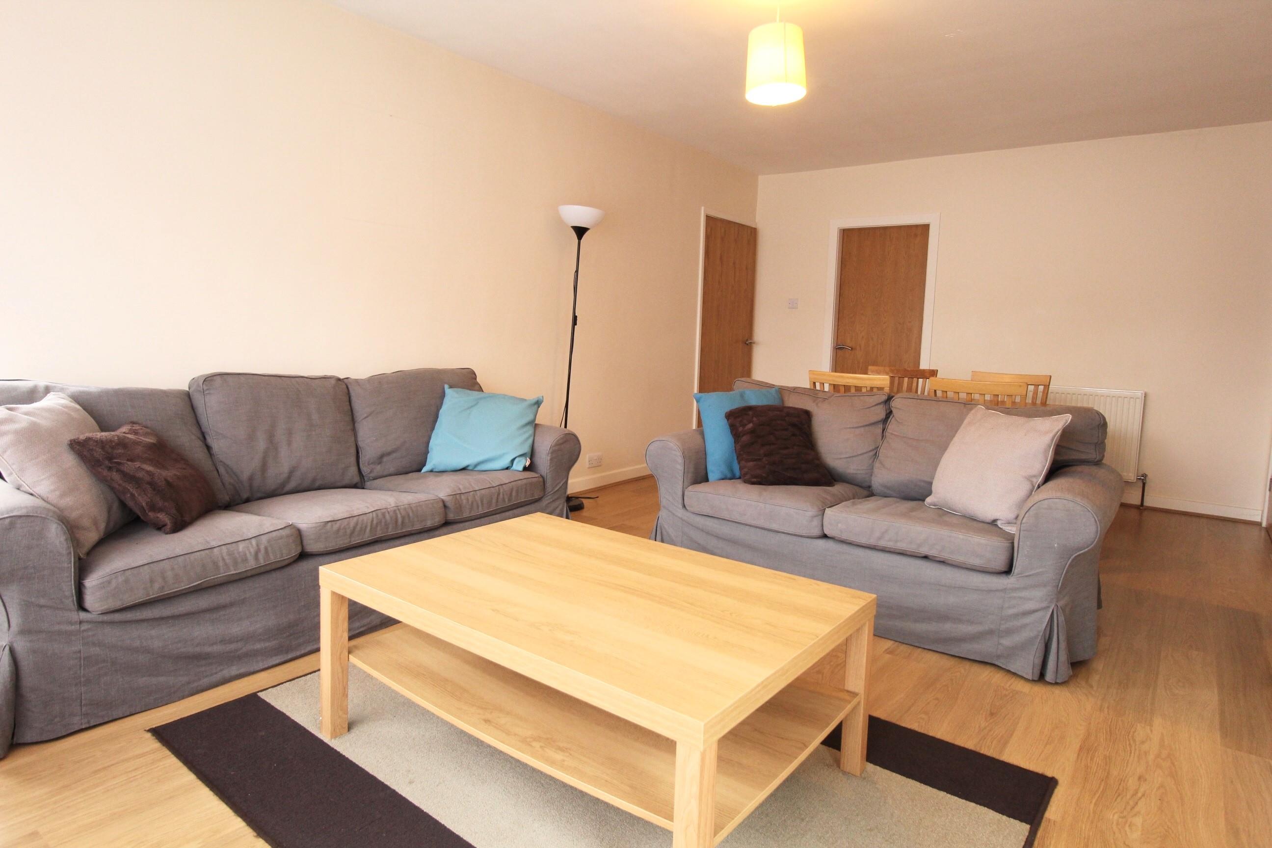 Flat Kirkstall Lane in Leeds