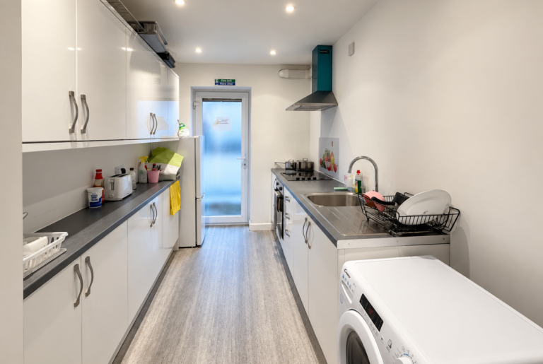 Room Chartley Avenue in Greater London