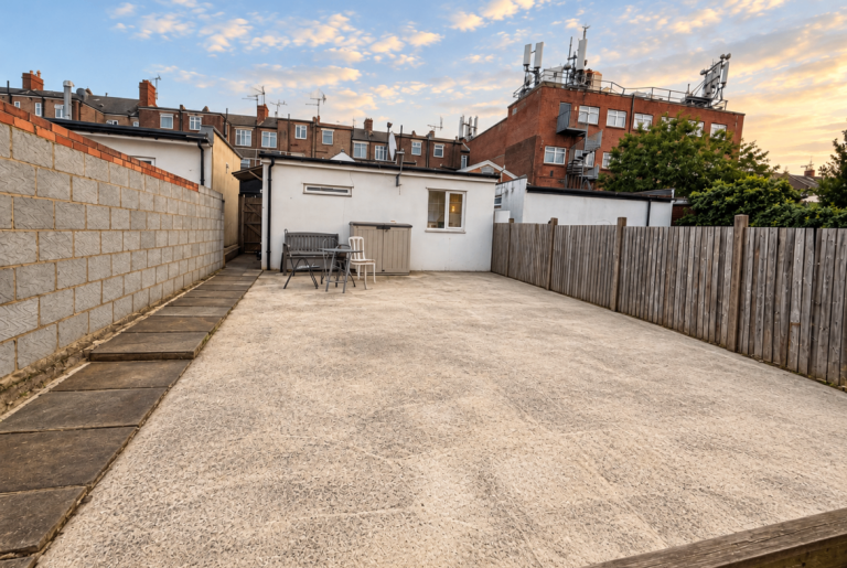 Room Chartley Avenue in Greater London