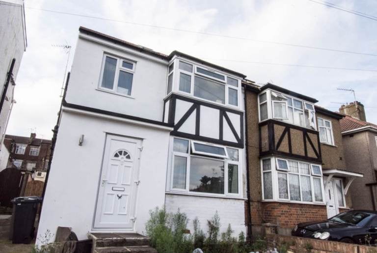 Room Chartley Avenue in Greater London