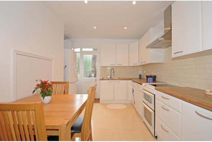 Room Grantully Road in City of Westminster