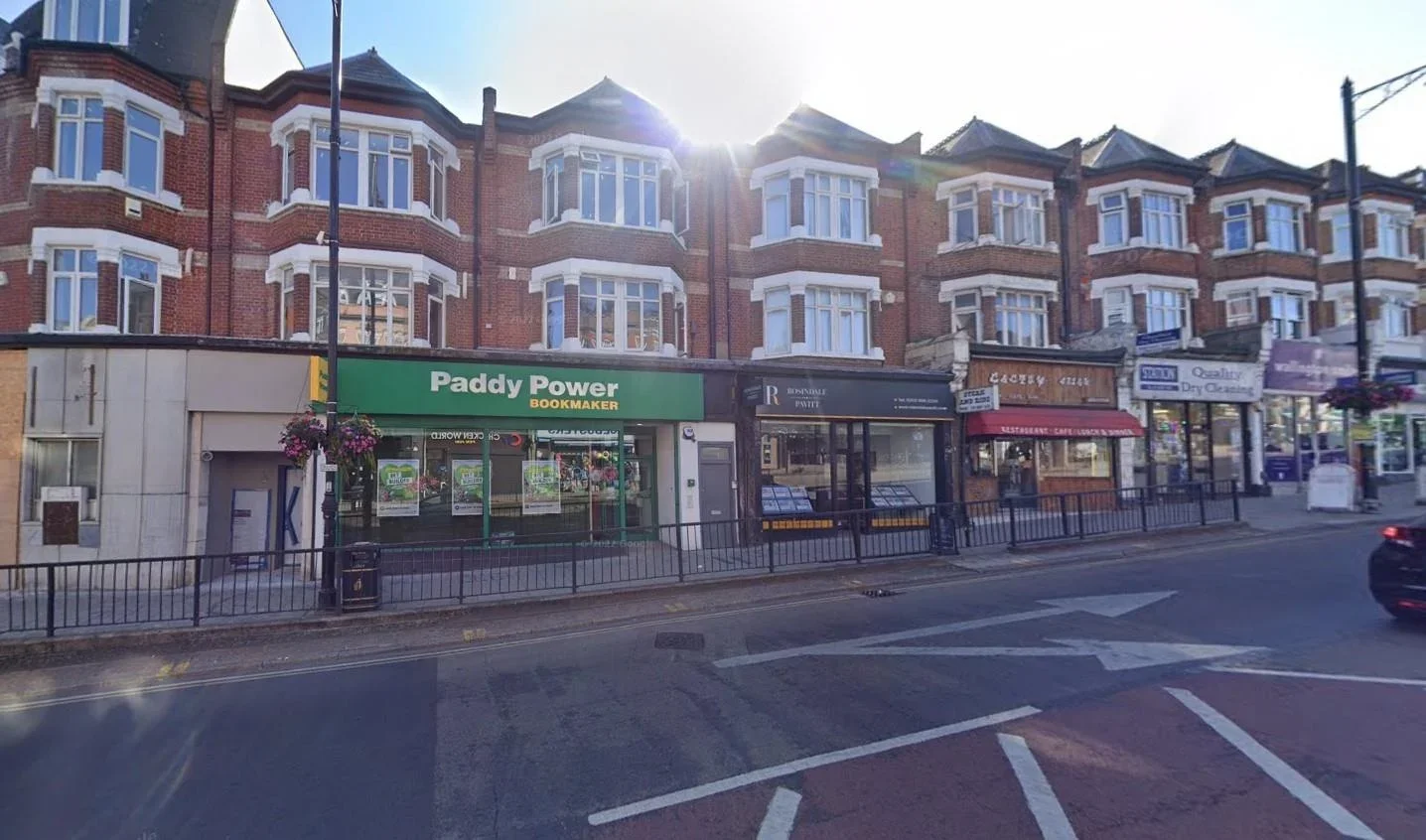 Flat Woodcote Road in Greater London